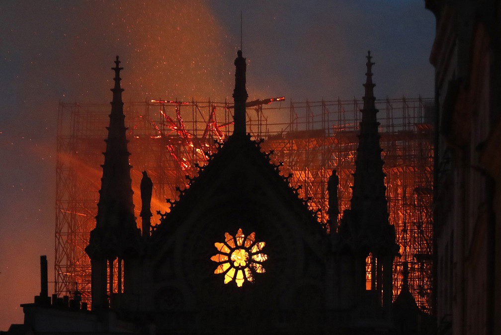 Combate ao incêndio na Catedral de Notre-Dame adentra a noite em Paris — Foto: Thibault Camus/AP