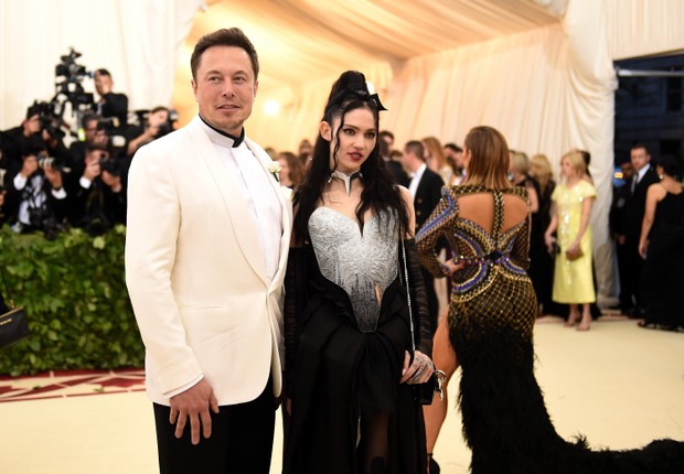 Elon Musk com Grimes, sua companheira, em 2018 (Foto: Jason Kempin/Getty Images)