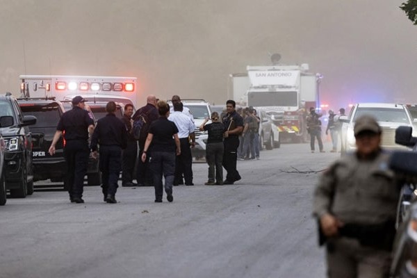 Policiais e paramédicos socorrem vítimas de massacre em escola no Texas (Foto: reprodução twitter)