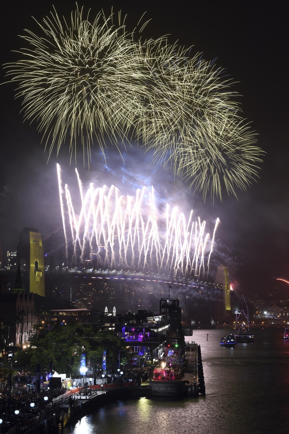 Fogos de artifício marcam a chegada de 2020 em Sidney, na Austrália — Foto: Dean Lewins/AAP Images via AP