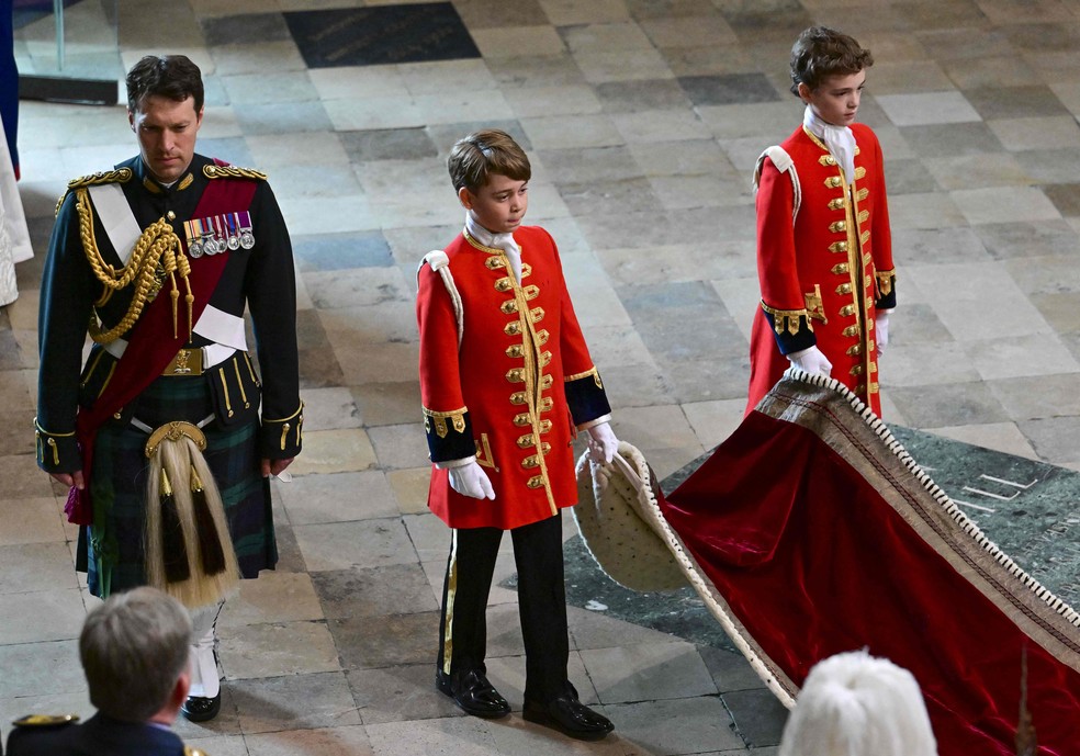 De calças compridas: Príncipe George serviu como pajem de honra na coroação do avô — Foto: Gareth Cattermole / POOL / AFP