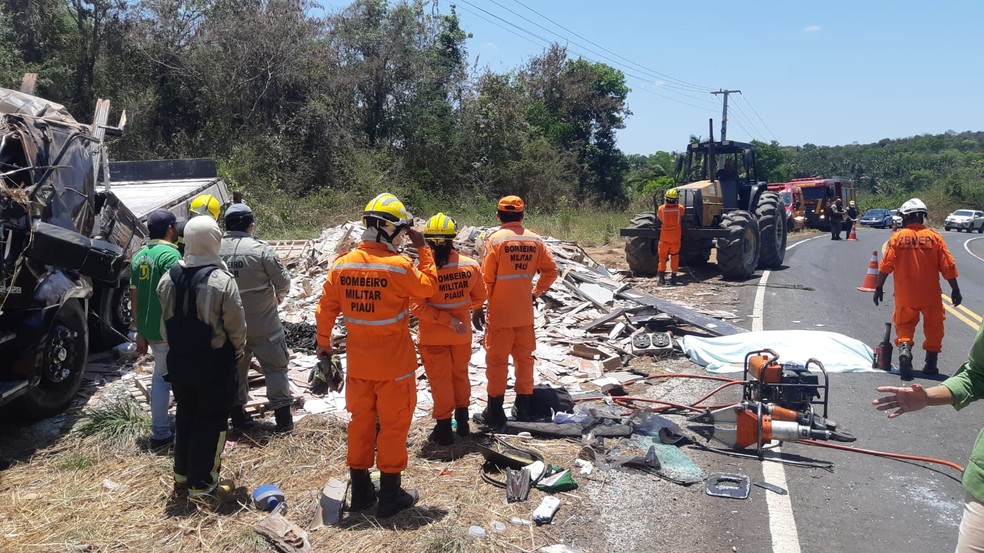 Caminhão carregado de cerâmica tomba e deixa três mortos na PI-112, entre União e Teresina  — Foto: Lucas Marreiros/g1