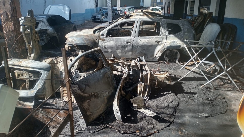 Veículos ficaram completamente destruídos pelas chamas — Foto: Osvaldo Nóbrega