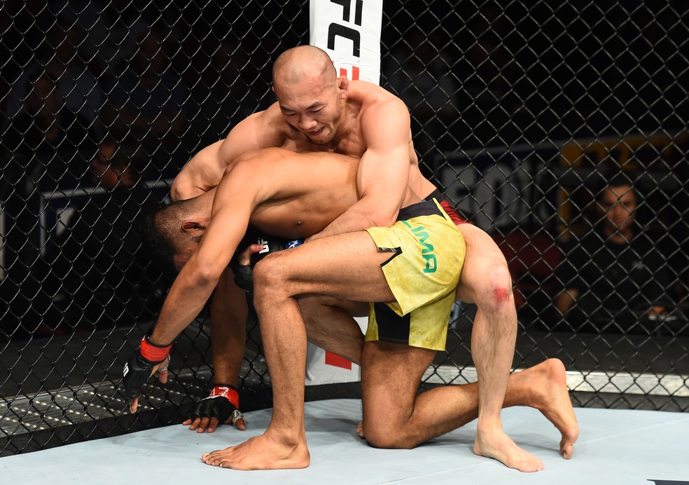 Yushin Okami dominou Dheigo Lima na luta agarrada e venceu o brasileiro no UFC Glendale (Foto: Getty Images)