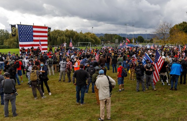 PORTLAND, OREGON, USA - SEPTEMBER 26: The Proud Boys, a right-wing pro-Trump group, gather with their allies in a rally called âEnd Domestic Terrorismâ  against Antifa in Portland, Oregon on September 26, 2020. (Photo by John Rudoff/Anadolu Agency via Get (Foto: Anadolu Agency via Getty Images)