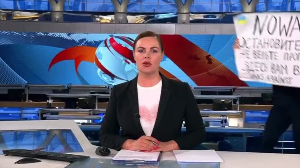 Manifestante contra a guerra invade estúdio da TV russa  — Foto: Reprodução