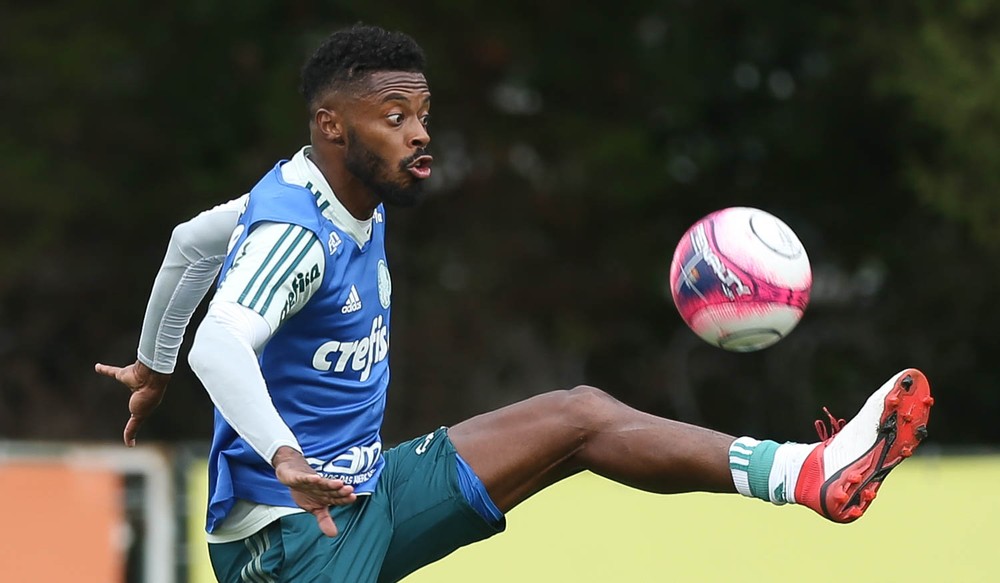 Roger repete Palmeiras titular em primeiro ensaio, mas faz teste na lateral esquerda