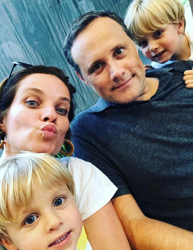 Bruna Di Tullio com os filhos e marido (Foto: Reprodução/Instagram)