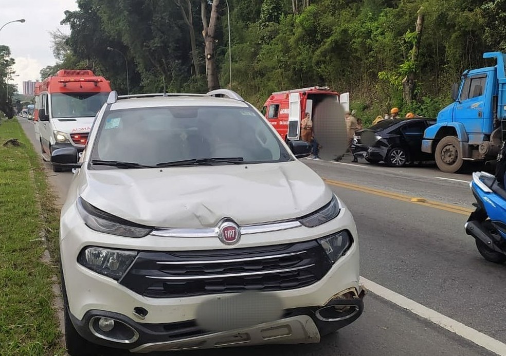 Batida entre dois carros e caminhão deixa ferido na BR-393, em Volta Redonda — Foto: Divulgação/Polícia Rodoviária Federal