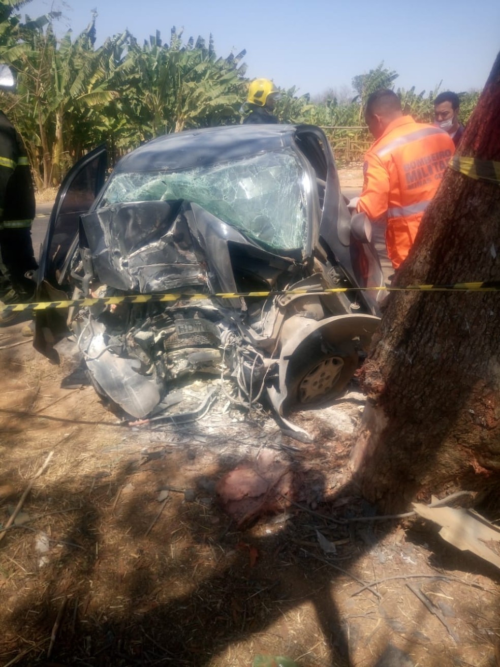 Frente do carro ficou destruída com o impacto da batida — Foto: Corpo de Bombeiros/Divulgação