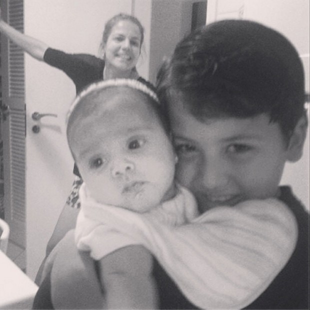 Nívea Stelmann ao fundo e os filhos Miguel e Bruna (Foto: Reprodução/Instagram)