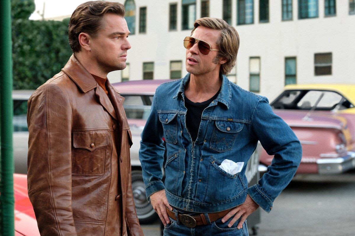 Leonardo DiCaprio (Rick Dalton) e Brad Pitt (Cliff Booth) e  em cena de Era Uma Vez em... Hollywood (Foto: reprodução)