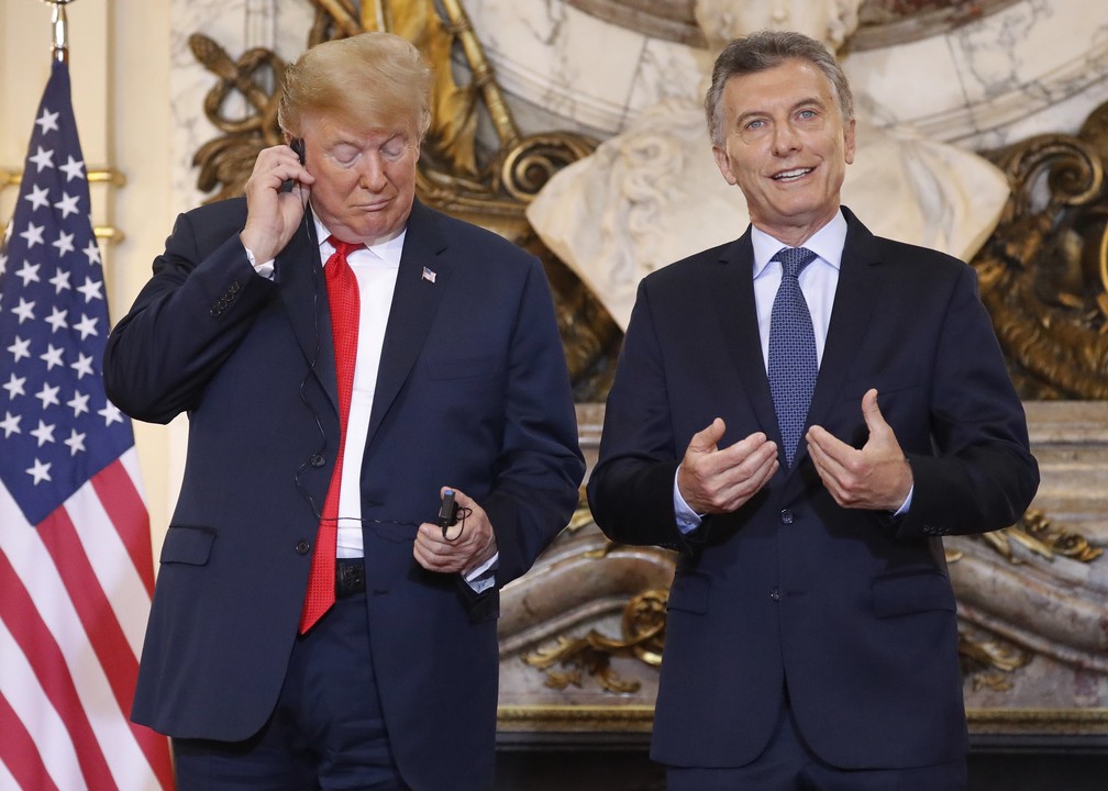 Donald Trump demonstra irritação com tradução simultânea em encontro com presidente da Argentina, Maurício Macri — Foto: Pablo Martinez Monsivais/AP Photo