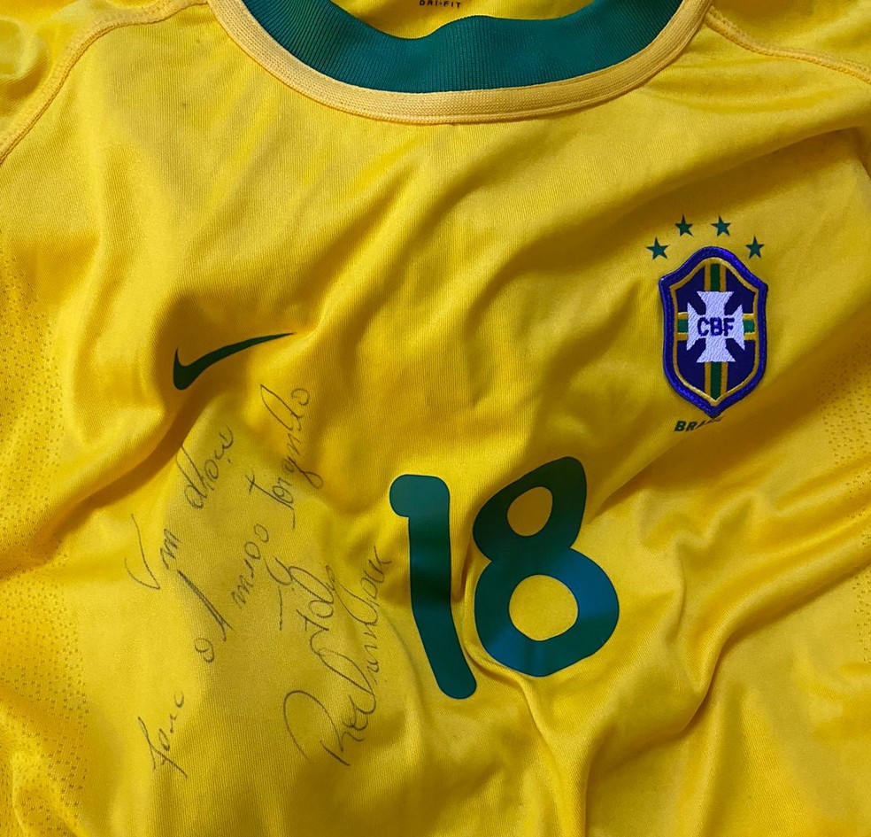 Camisa da Seleção Brasileira autografada para Jorginho — Foto: Arquivo pessoal