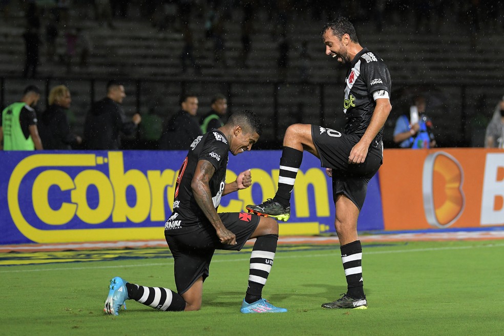 Raniel engraxa a chuteira de Nenê após a bela assistência de calcanhar que recebeu para marcar o primeiro gol do Vasco — Foto: André Durão
