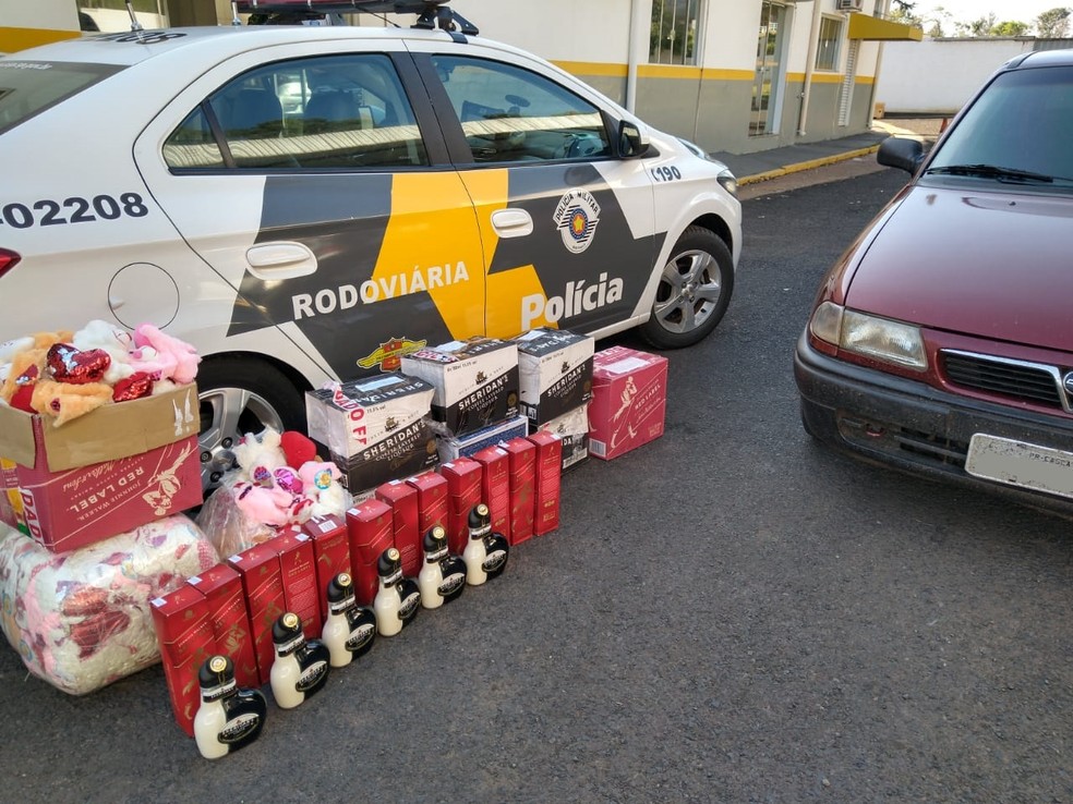 Pol&iacute;cia Rodovi&aacute;ria apreendeu bebidas alco&oacute;licas e brinquedos sem nota fiscal &mdash; Foto: Pol&iacute;cia Rodovi&aacute;ria