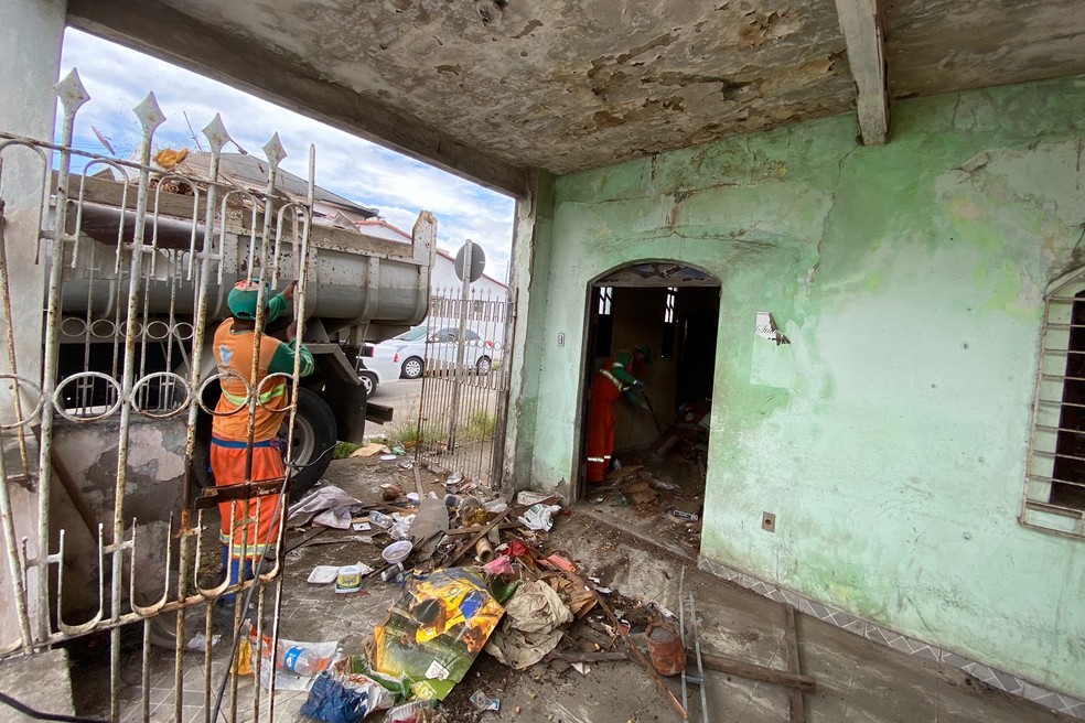 Lixo acumulado foi retirado de casa em Feira de Santana — Foto: Roberlan Almeida/PMFS