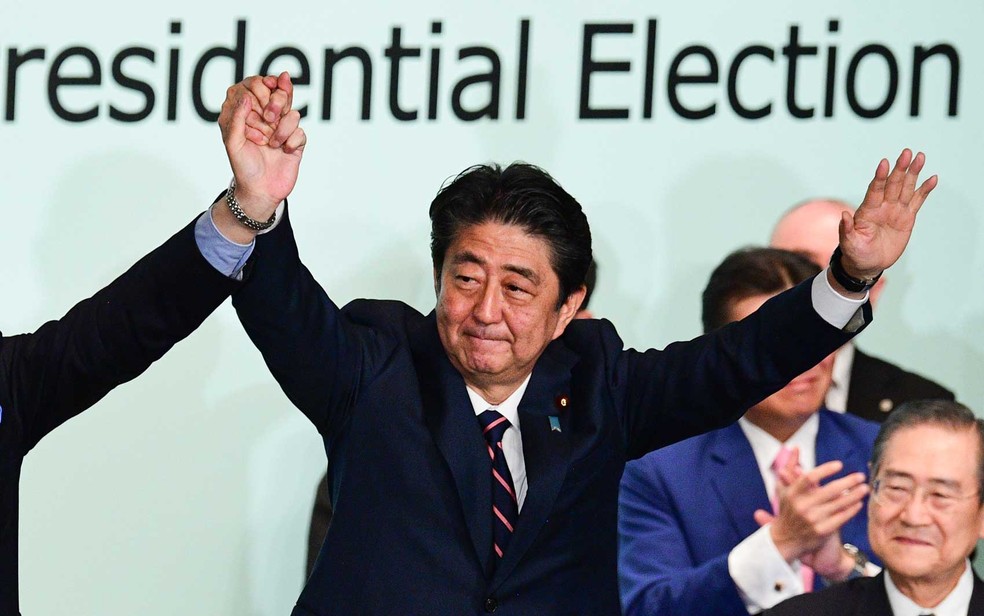 O primeiro-ministro do Japão, Shinzo Abe, comemora sua vitória — Foto: AFP