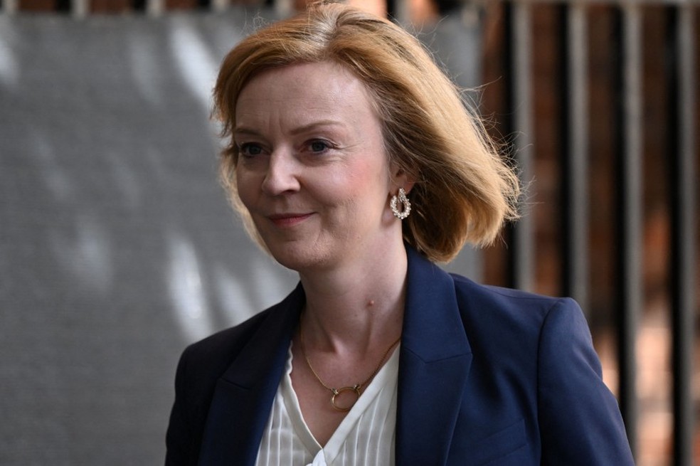 A secretária de Relações Exteriores britânica, Liz Truss, sai no final de uma reunião de gabinete em Downing Street, em Londres, em 5 de julho de 2022 — Foto: JUSTIN TALLIS / AFP
