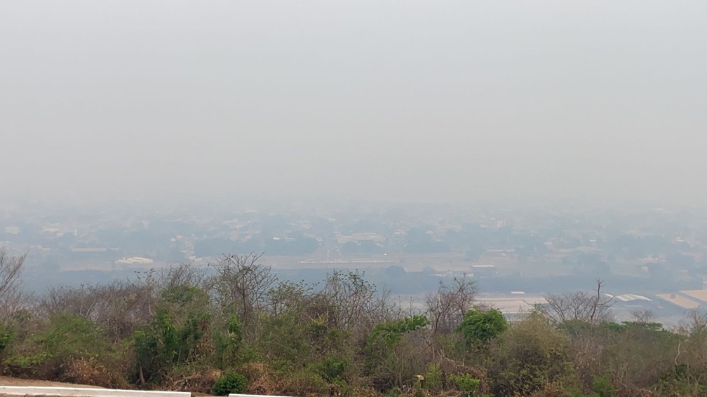 Corumbá 'escondida' por fumaça do fogo da área rural do Pantanal — Foto: Caio Tumulero/TV Morena