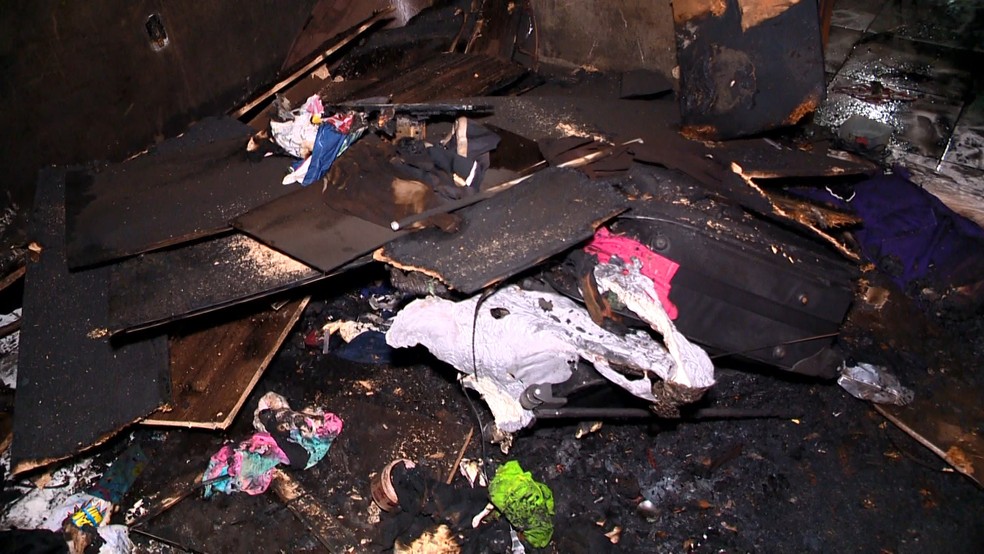 Bens da família foram destruídos pelo fogo — Foto: Reprodução/TV Gazeta