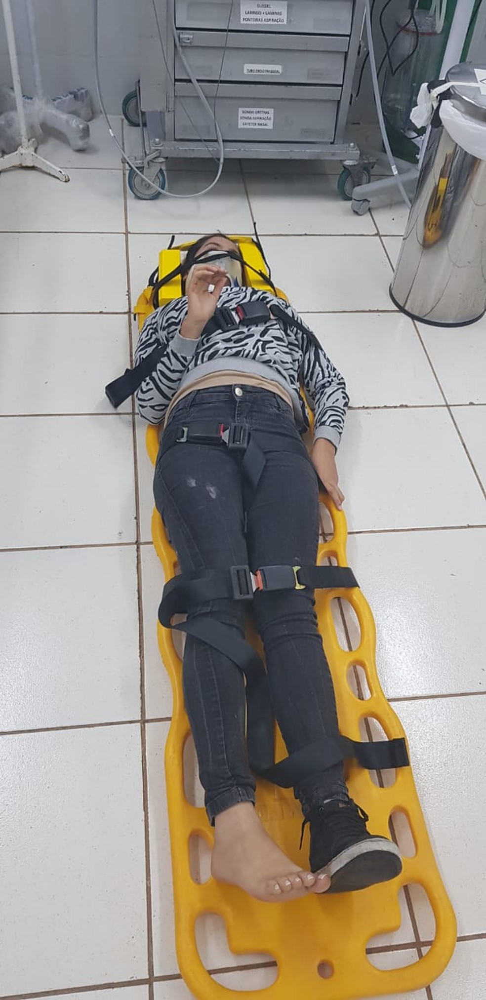 Jovem ficou no chão após sofrer acidente e aguardar vaga e maca em hospital de MS — Foto: G1 MS