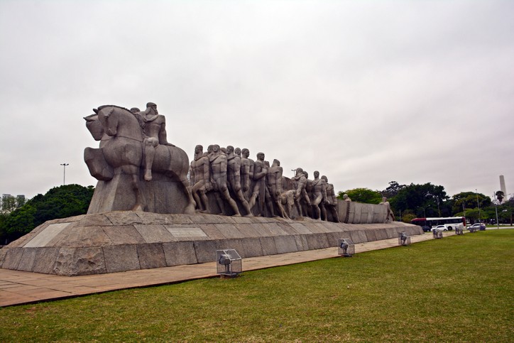 Located at the entrance to Ibirapuera Park in Sao Paulo, Brazil, the Monument to the Flags is a work of art executed by Italian-Brazilian sculptor Victor Brecheret.The sculpture has 240 granite blocks, each weighing about 50 tons, with fifty meters long (Foto: Getty Images)