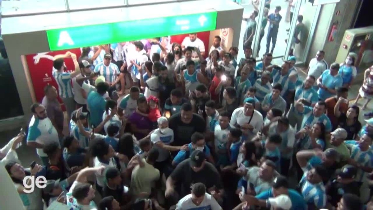 Aficionados bicolores abarrotaron el aeropuerto cuando se fue Paysandú y los jugadores respondieron: «Es escalofriante» |  Paysandú