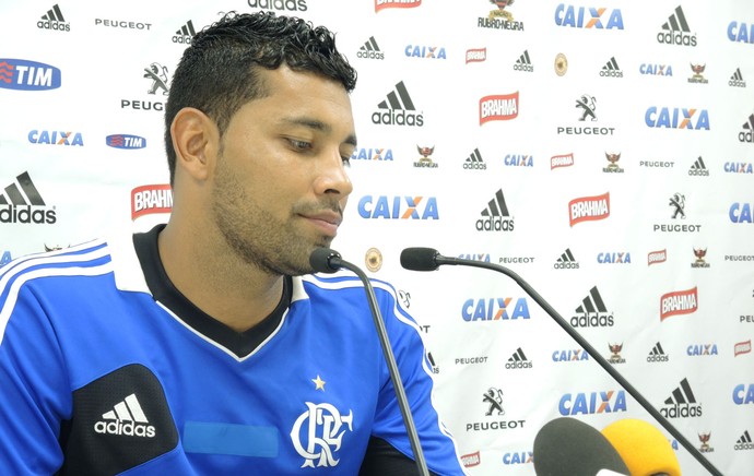 André Santos divide responsabilidade no Flamengo: Não pode se esconder