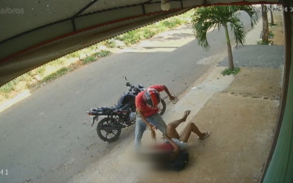 Homem agrediu mulher para furtar celular, em Aparecida de Goiânia, Goiás — Foto: Reprodução/TV Anhanguera