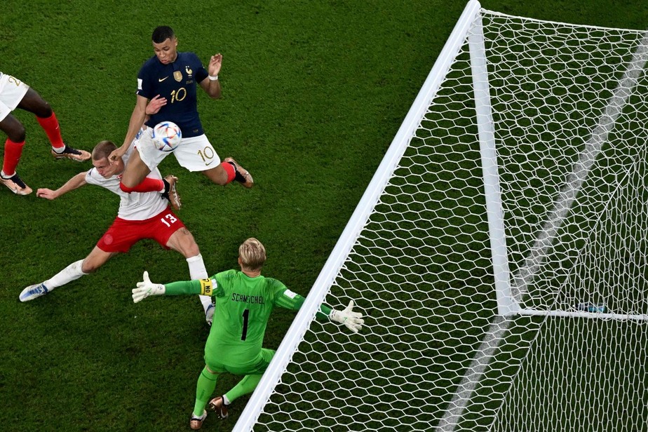 Mbappé marca para a França: o atacante fez os dois gols da vitória sobre a Dinamarca, neste sábado, no Estádio 974