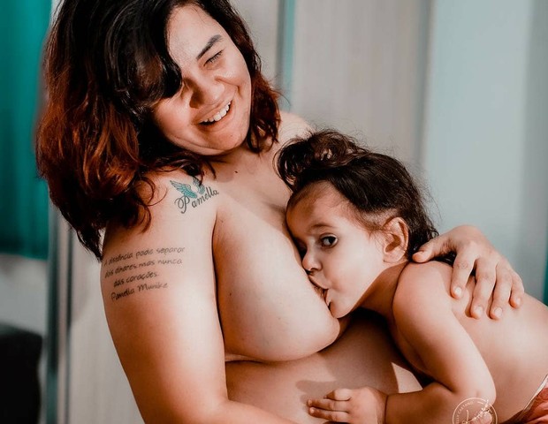 Mãe relata dificuldades de amamentar após mamoplastia  (Foto: Arquivo Pessoal )