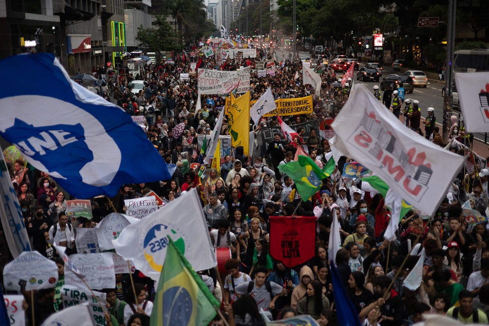  Estudantes se reúnem na Avenida Paulista, em São Paulo, nesta terça-feira (18), para protestar contra o corte de verbas na Educação. — Foto: Isaac Fontana/Estadão Conteúdo
