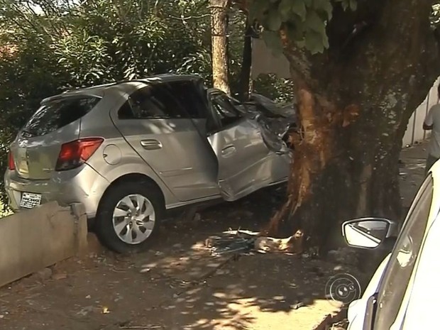 Carro bateu em veículo estacionado e muro (Foto: Reprodução / TV TEM)