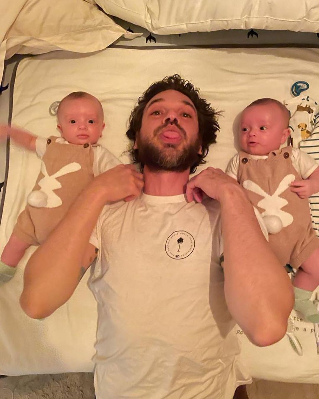 Emilio Dantas com os filhos gêmeos Roque e Raul (Foto: Reprodução/Instagram)