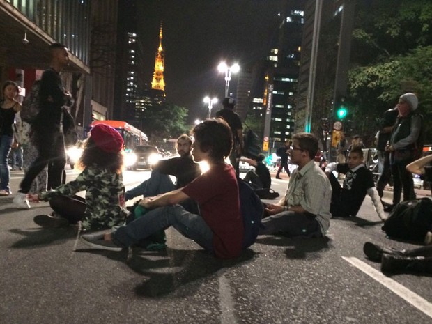 Manifestantes sentaram na Avenida Paulista durante o ato (Foto: Roney Domingos/G1)