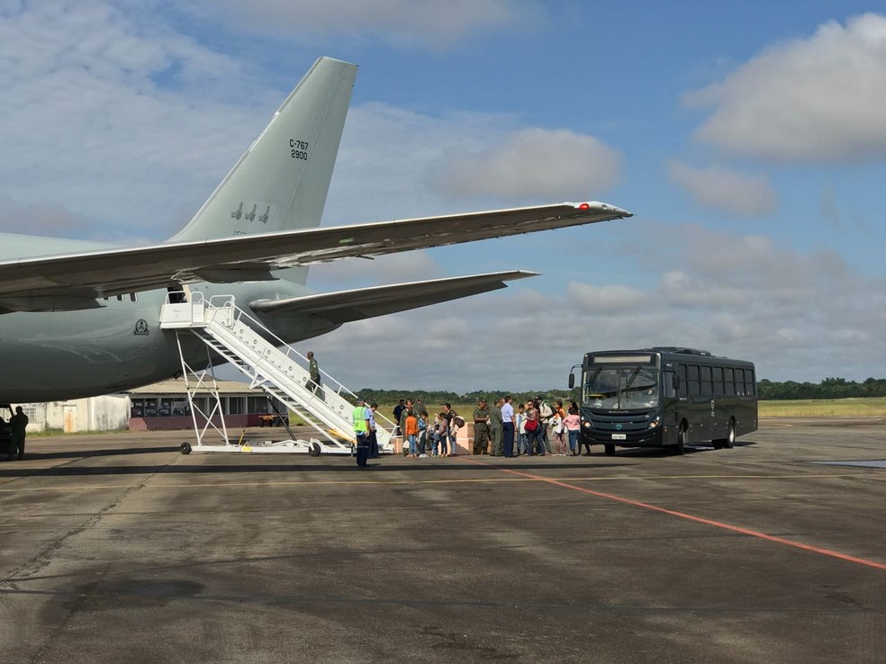Venezuelanos embarcam em avi&atilde;o da FAB rumo a outros tr&ecirc;s estados no 7&ordm; voo de interioriza&ccedil;&atilde;o (Foto: Alan Chaves/G1 RR)