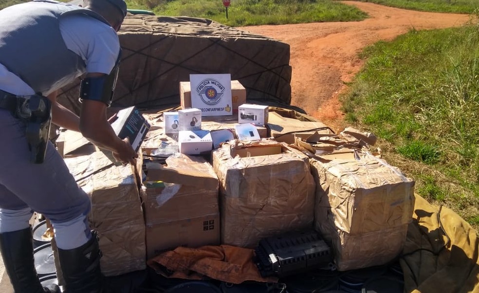 Produtos eletrônicos foram apreendidos em Mirante do Paranapanema (Foto: Polícia Militar Rodoviária/Divulgação)