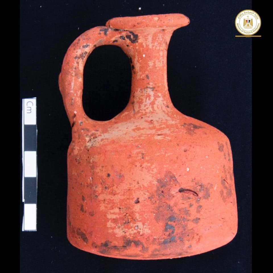 Vaso proveniente das escavações na província de Dakahlia, no Egito (Foto: Ministério do Turismo e Antiguidades do Egito )