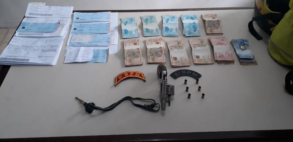 Arma e dinheiro apreendido pela polÃ­cia em posse de Wemerson  e Jefferson â€” Foto: DivulgaÃ§Ã£o/SSP