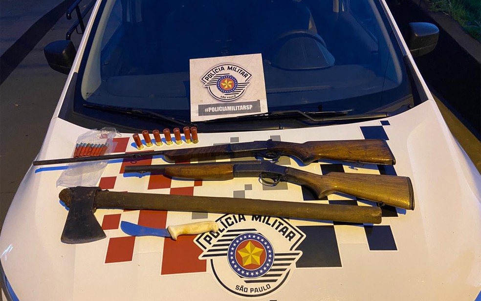Armas, muni&ccedil;&atilde;o, fac&atilde;o e machado apreendidos com suspeitos de furto de gado em Sert&atilde;ozinho, SP &mdash; Foto: Pol&iacute;cia Militar/Divulga&ccedil;&atilde;o