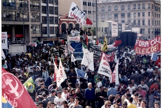 Imagem de 1992 durante as campanhas Fora Collor (Foto: Umes/reprodução)