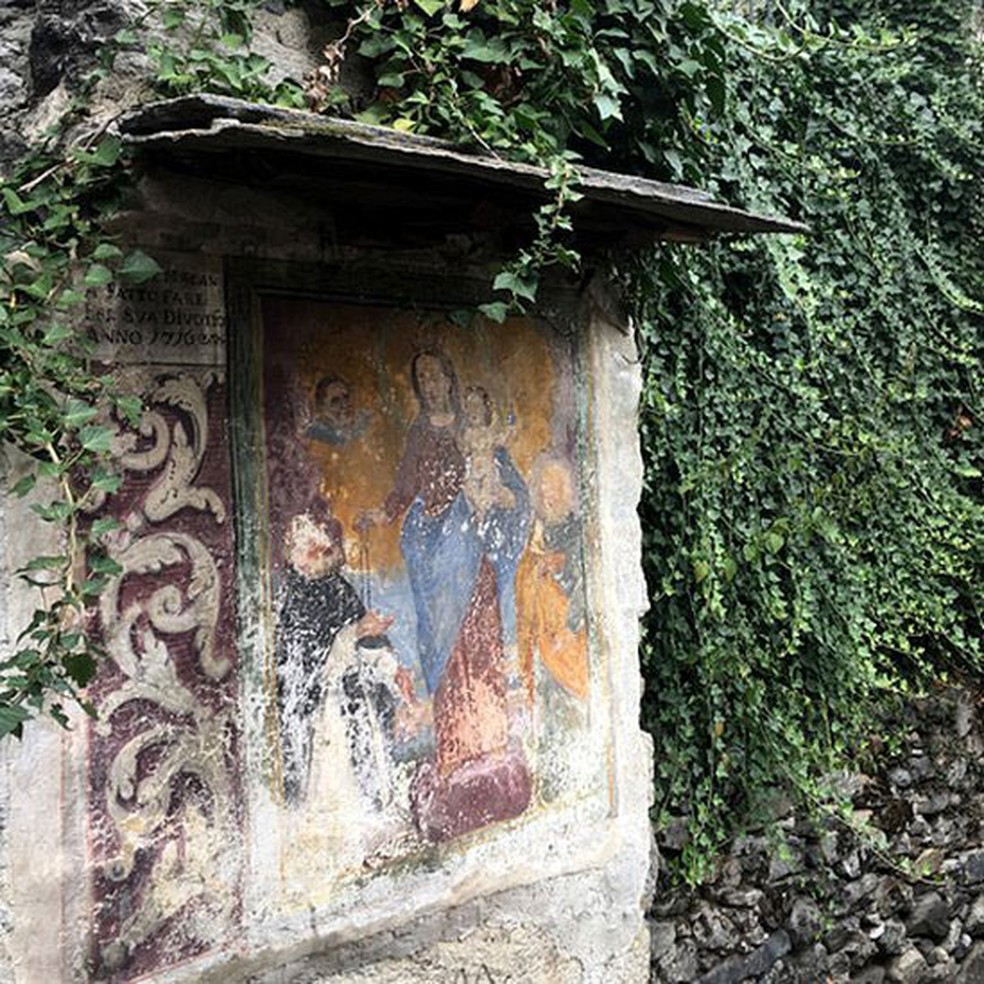 Algumas casas são decoradas com afrescos antigos, que precisam de restauro (Foto: BBC)