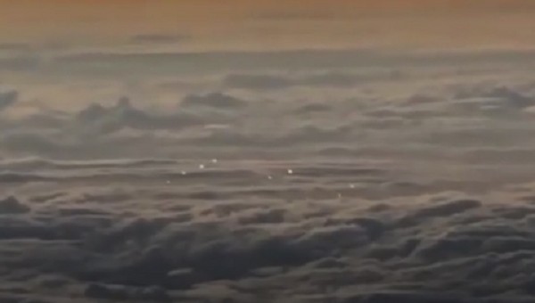Os supostos OVNIS registrados pelo piloto acima das nuvens no Oceano Pacífico (Foto: Reprodução)