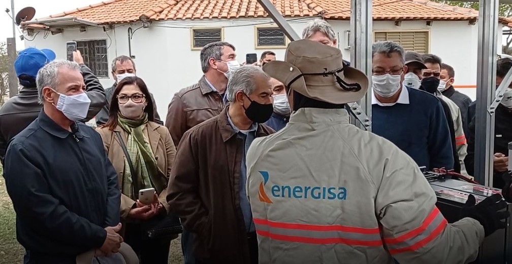 Ministro das Minas e Energia, Bento Albuquerque, o governador de Mato Grosso do Sul, Reinaldo Azambuja (PSDB), e CEO da Energisa,Ricardo Botelho, fizeram visita técnica ao projeto Ilumina Pantanal, no Porto São Pedro, no Pantanal do Paiaguás — Foto: Anderson Viegas/G1 MS