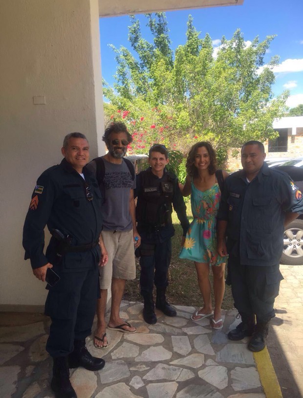 Domingos Montagner posou, nesta quinta-feira (15), com policiais militares e Camila Pitanga (Foto: Moradores de Canindé / Agnews)
