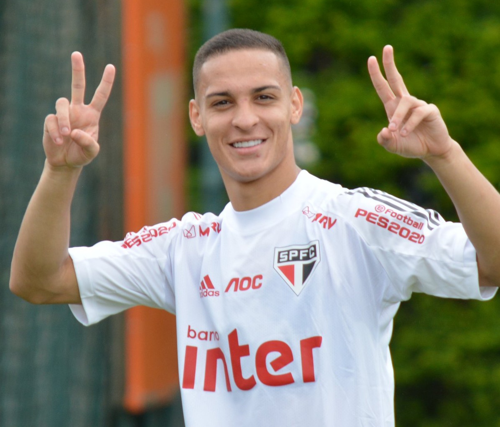 [COMENTE]: Como você avalia a negociação que envolveu a saída de Antony para o Ajax?