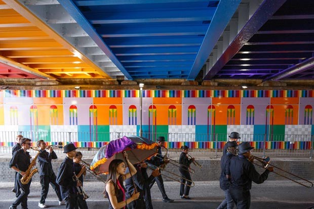 Ponte inspirada pela Teoria das Cores vira ponto turístico em Londres (Foto: Divulgação)