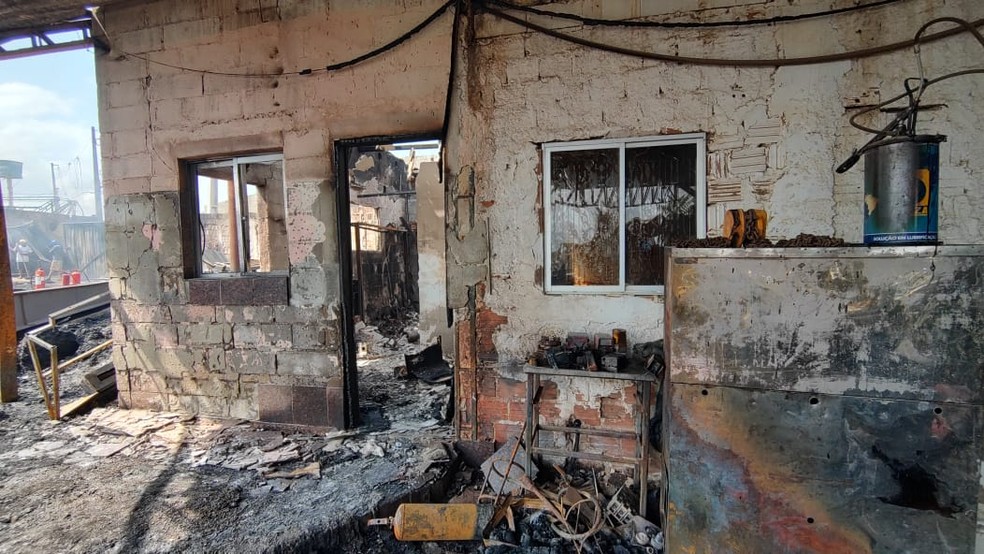 Depósito de materiais recicláveis no bairro do São Jorge, em Maceió, após incêndio que durou 5 horas  — Foto: Erik Maia/ TV Gazeta