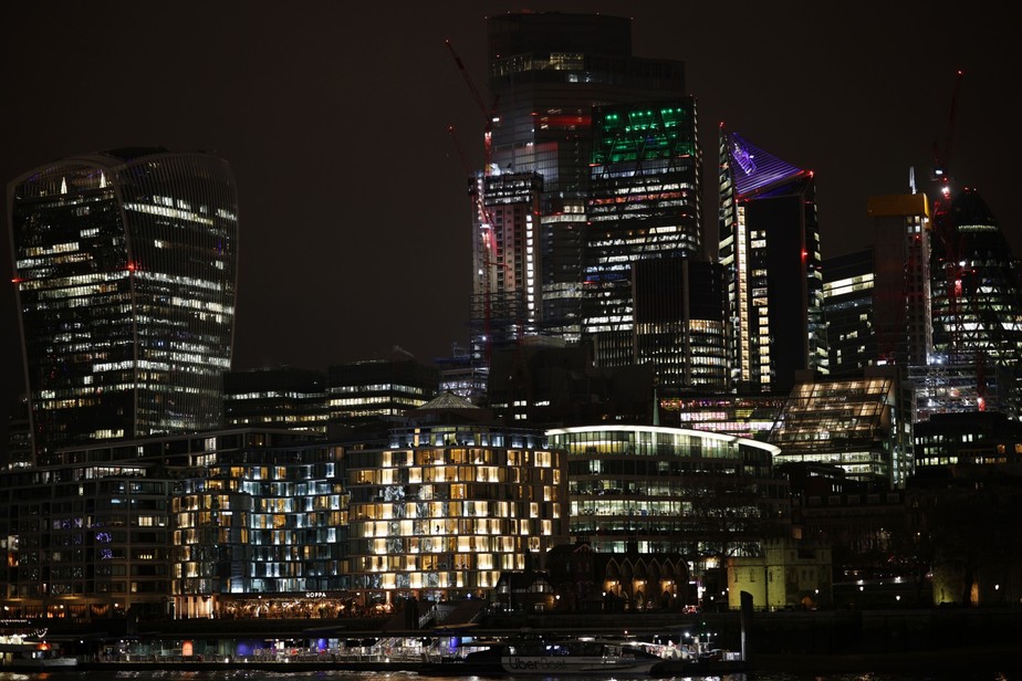Prédios iluminados no centro financeiro de Londres